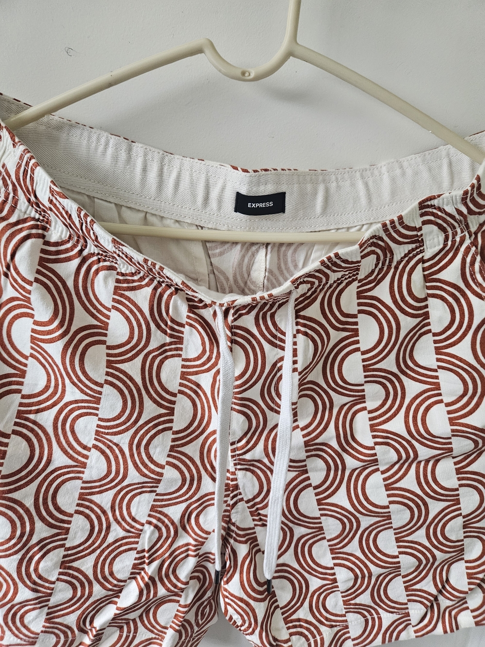 Express White Drawstring Shorts with Rust Geometric Print - Picture 4 of 12
